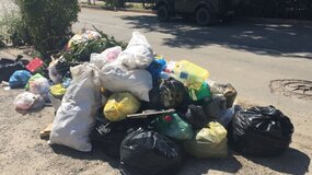Жалоба-отзыв: Люди оставляющие мусор возле дома по ул. Победы 51 - Свалка мусора.  Фото №2