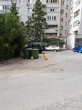 Жалоба-отзыв: УК «Жилкомсервис - Установка мусорных баков на проезжей части возле детской площадки.  Фото №3
