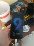 Жалоба-отзыв: ЗАО "СДТ" Samsung galaxy s9 - Телефон не похож на орегинал и не видет зарядное устройство.  Фото №1
